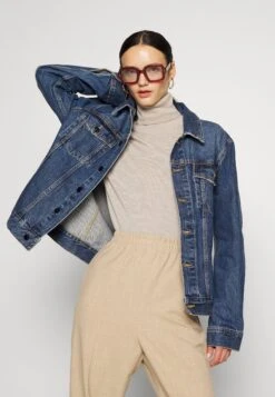 THE KOOPLES Blouson Avec Poches - Veste En Jean - Blue -Mode et Luxe Boutique f540b8e42103427ab226303d6bdf0b87