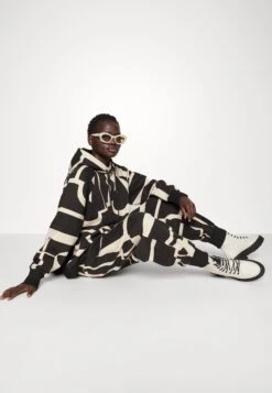 Henrik Vibskov Slit Pants - Pantalon De Survêtement - Black/White 13 Henrik Vibskov Slit Pants - Pantalon De Survêtement - Black/White -Mode et Luxe Boutique fe0e05a9961e4b638b70d53bb44b5126